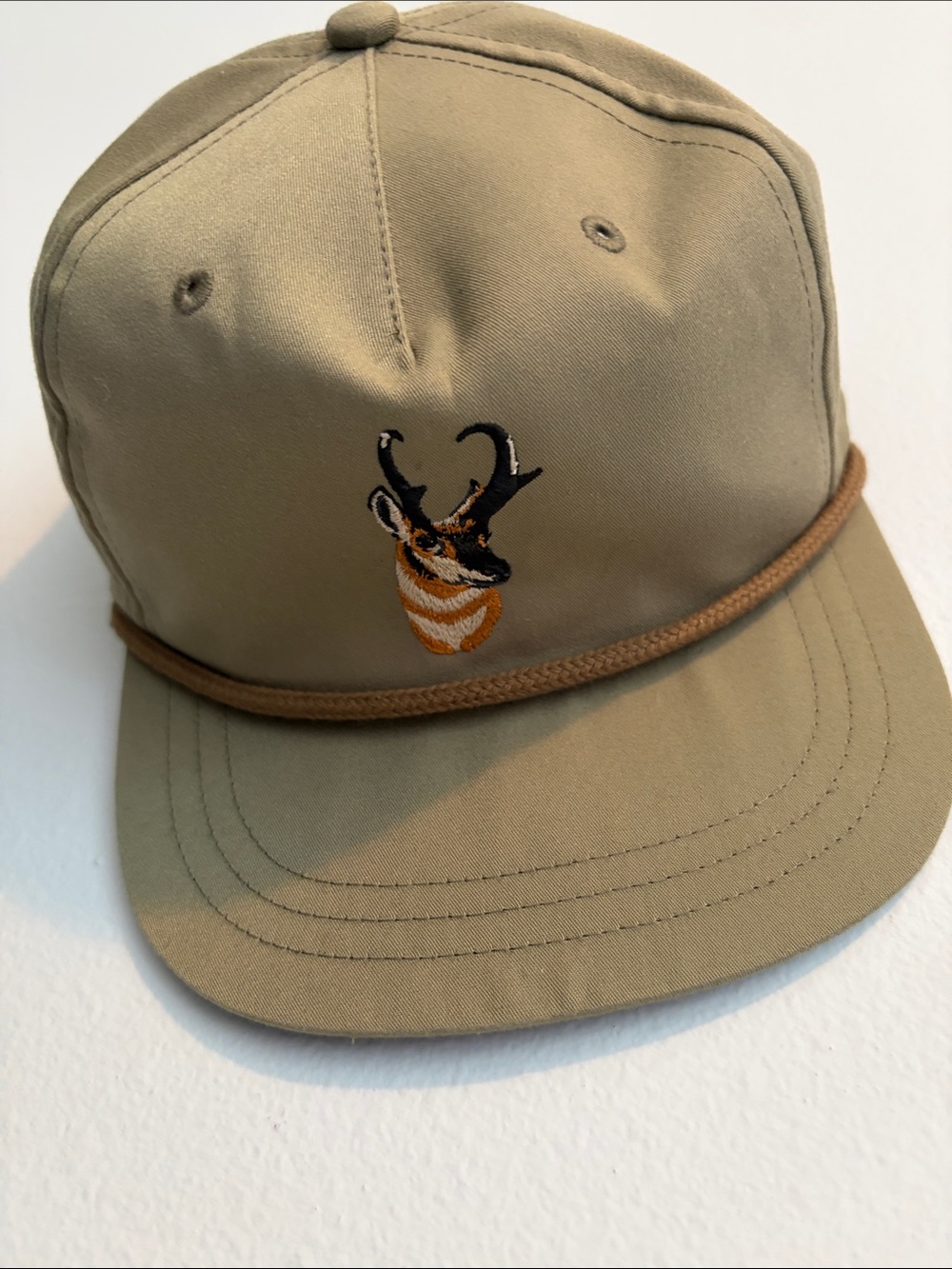 Men's Tan Rope-Trim Hat with Antelope Embroidery
